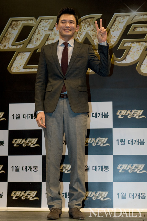 ▲ 배우 황정민이 포토타임을 갖고 있다. ⓒ 뉴데일리