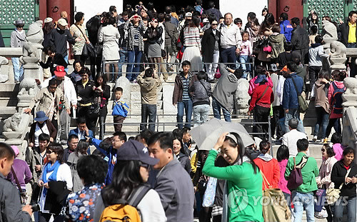 ▲ 서울을 찾은 중국 '요우커'들로 경복궁이 인산인해를 이루고 있다.ⓒ 사진 연합뉴스
