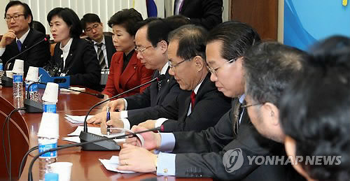 ▲ 한나라당 황우여 원내대표 등 원내지도부가 27일 국회에서 열린 주요당직자회의에서 정국현안에 대해 논의하고 있다. ⓒ 연합뉴스