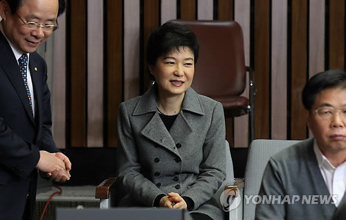 ▲ 한나라당 박근혜 비상대책위원장이 27일 오후 국회 본관에서 열린 국민희망찾기 교육 정책 간담회에 참석해 방청석에 앉고 있다. ⓒ연합뉴스