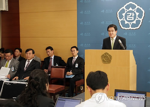 ▲ 지난해 11월 3일 감사원에서 열린 '대학재정 운용실태 감사결과 중간 발표' 모습. 국공립대들이 기성회비를 직원들에게 급여성 경비로 임의 지급한 사실이 드러나 여론의 따가운 눈총을 받았다.ⓒ사진 연합뉴스