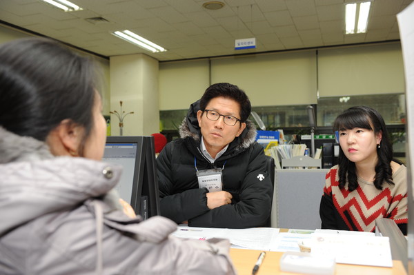 ▲ 지난27일 김문수 경기도지사가 구리시 일자리센터를 방문하여 1일 상담사로서 구직자와 상담을 하고 있다.ⓒ뉴데일리