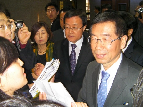 ▲ 박원순 서울시장이 기자들에게 질문을 받는 모습 ⓒ뉴데일리