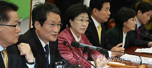 ▲ 한명숙 문성근이 점령한 민주통합당이 친노당으로 변모하고 있다. 사진은 최고위원회에서 나란히 앉은 한 대표와 문 최고위원 ⓒ 연합뉴스