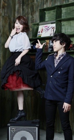 ▲ 재미난 포즈를 취하고 있는 정선아(보컬)와 박우빈(드럼).  ⓒ 뉴데일리