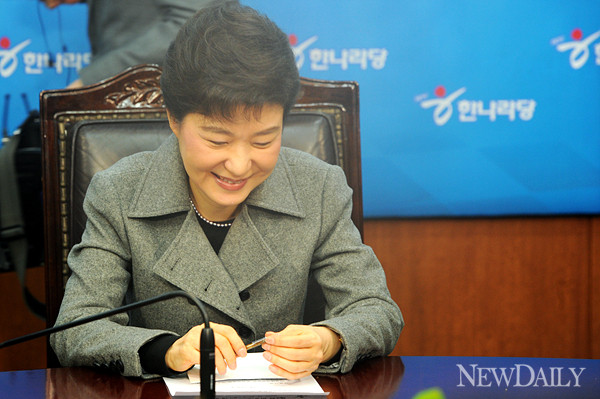 ▲ 한나라당 비상대책위원회 전체회의에서 미소를 짓고 있는 박근혜 위원장 ⓒ양호상 기자