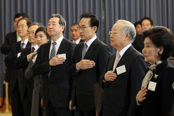 ▲ 이명박 대통령이 30일 청와대에서 열린 국가경쟁력강화위원회 업무보고에서 국민의례를 하고 있다. ⓒ 청와대