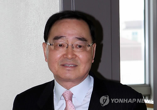 ▲ 한나라당 공천심사위원장에 임명된 정홍원 전 대한법률구조공단 이사장이 31일 오전 서울 서초동 자신의 사무실을 나서고 있다. ⓒ연합뉴스