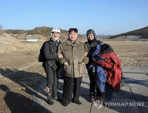 ▲ 지난 28일 조선중앙통신이 보도한 북한 김정은 노동당 중앙군사위원회 부위원장이 서부지구 항공구락부(클럽) 소속 낙하산 선수들의 시범경기를 관람하고 있는 모습(자료사진)