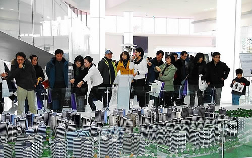 ▲ 아파트 모델하우스 관람 인파. ⓒ 사진 연합뉴스