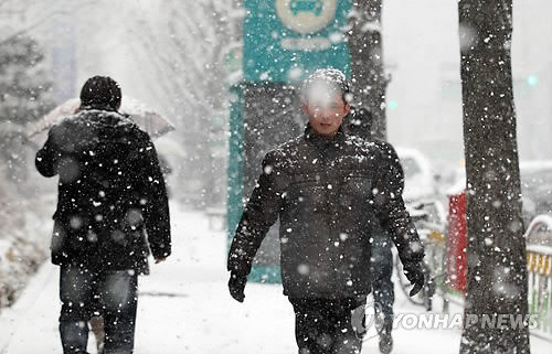 ▲ 31일 오후 서울을 비롯한 중부지방에 대설주의보가 발령됐다. 서울 구로동 주민들이 눈을 맞으며 걸음을 재촉하고 있다.ⓒ 사진 연합뉴스