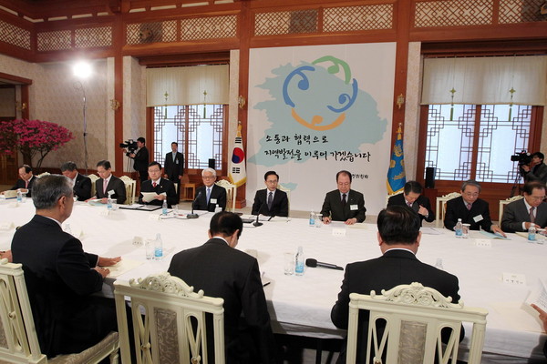 ▲ 이명박 대통령이 31일 청와대에서 열린 지역발전위원회 업무보고에서 발언을 하고 있다. ⓒ 청와대