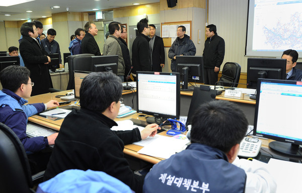 ▲ 박원순 서울시장이 31일 오후 서울시 제설대책상황실을 방문, 관계자들과 대화를 나누고 있다.ⓒ