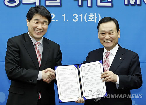 ▲ 교과부와 우리금융그룹은 31일 중구 회현동 우리금융그룹 본사에서 '교육기부 활성화'를 위한 업무협약을 체결했다. 이주호 교과부장관(왼쪽)과 이팔성 우리금융회장이 기념촬영을 하고 있다.ⓒ 사진 연합뉴스