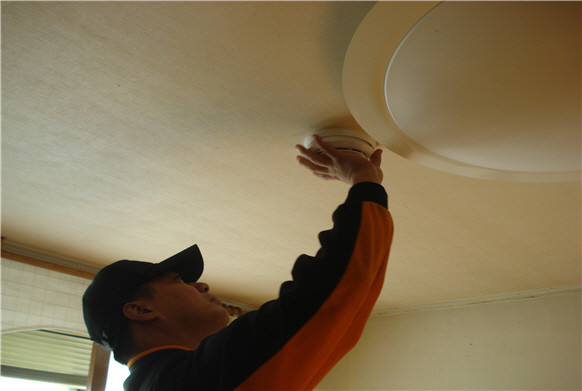 ▲ 홀몸어르신, 장애인, 저소득층 가정은 가까운 소방관서로 연락하면 소방공무원이 직접 방문해 단독경보형감지기를 설치해 준다.ⓒ 사진 서울시 소방재난본부