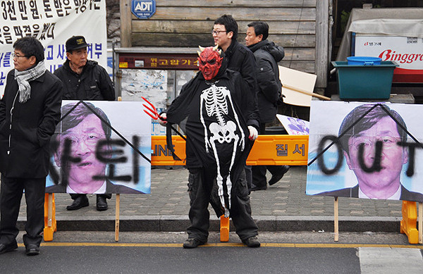 ▲ 곽노현 장례식 퍼포먼스. 장례식 퍼포먼스는 어버이연합의 단골메뉴다. © 클릭TV뉴스