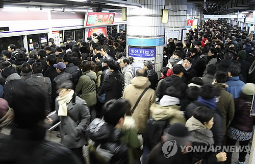 ▲ '승객으로 가득찬 서울역 승강장' 2일 아침 출근길 지하철 1호선 고장 및 탈선으로 승객들이 큰 불편을 겪었다.ⓒ 사진 연합뉴스