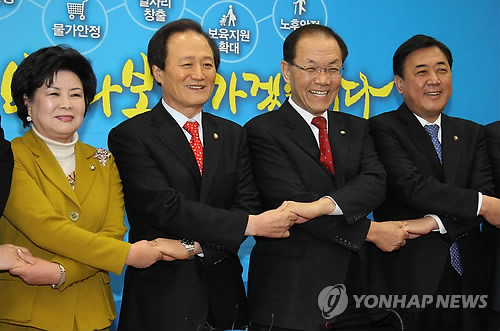 ▲ 2일 오전 국회에서 열린 합당 수임기구회의에서 한나라당 황우여 원내대표와 미래희망연대 노철래 대표 등 양당 당직자들이 손을 잡고 기념 촬영을 하고 있다. ⓒ연합뉴스