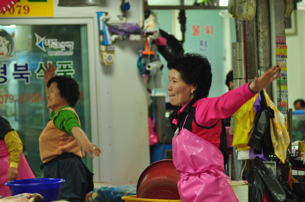 ▲ 상인들이 주문진수산시장의 체조인 싱생쇼를 하고 있다.