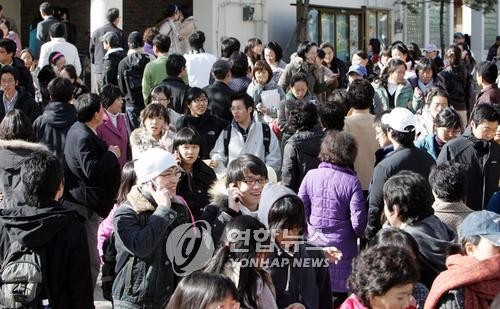 ▲ 교단의 여초현상이 심화되고 있다. 사진은 2008학년도 공립 유치원, 초등학교, 특수학교(유치,초등) 교사 임용시험에서 수험생들이 시험을 끝내고 나오는 모습(자료사진)ⓒ 사진 연합뉴스