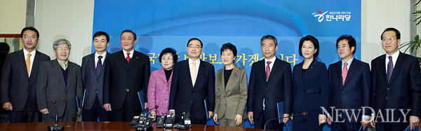 ▲ 새누리당 공천위원들은 2일 오후 박근혜 비대위원장으로부터 임명장을 받았다. ⓒ 양호상 기자