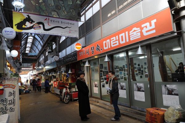 ▲ 대림미술관은 지역주민들에게 사진 교육을 시키고 작품을 시장내에서도 전시했다. ⓒ이오봉 기자