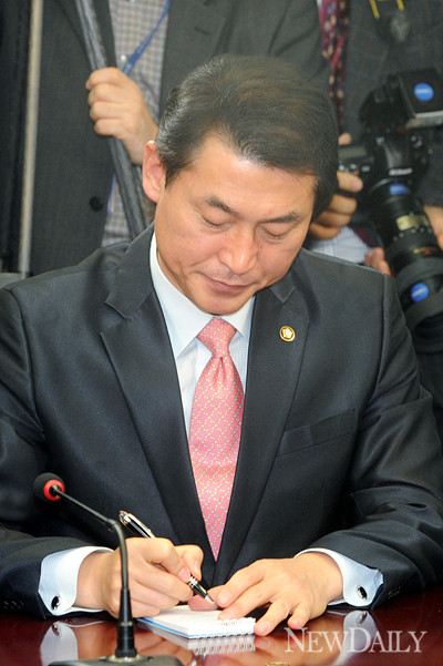 ▲ 새누리당 황영철 대변인이 비상대책위원회 전체회의에서 메모를 하는 모습. ⓒ뉴데일리