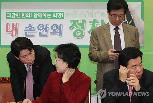 ▲ 민주통합당 한명숙 대표와 이인영 최고위원이 3일 국회에서 열린 최고위원회의에서 공심위원 발표를 놓고 대화를 나누고 있다. ⓒ 연합뉴스