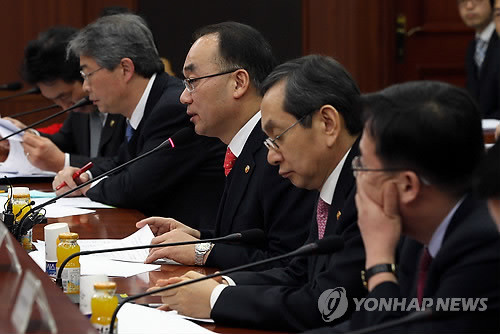 ▲ 박재완 기획재정부 장관이 3일 오전 정부중앙청사에서 열린 물가관계장관회의에서 모두 발언을 하고 있다. 박 장관은 서울시의 대중교통요금 인상계획을 강하게 비판하고 무임승차 손실ㆍ지하철 재투자 비용 등으로 국비를 요구한 것에 대해서는 수용하지 않을 계획임을 밝혔다. ⓒ 연합뉴스