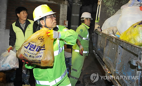▲ '이젠 서울시민들의 삶이 퍽퍽하지 않은가?' 지난 11월 2일 새벽, 박원순 시장은 환경미화원들과 함께 쓰레기를 치우며 땀을 흘렸다. 박 시장은 당시 간부회의에서 대중교통요금 인상을 총선 뒤로 미루겠다는 뜻을 밝혔다. ⓒ 사진 연합뉴스