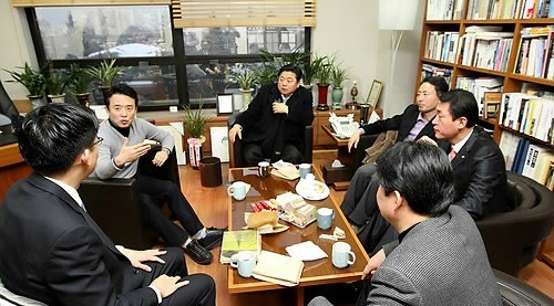 ▲ 새누리당 남경필, 구상찬, 임해규, 황영철, 권영진, 김세연 등 쇄신파 의원들이 지난달 26일 국회 의원회관에서 모임을 갖고 정국현안을 논의하고 있다. ⓒ연합뉴스