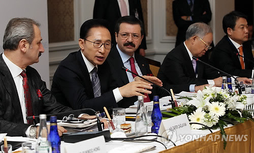 ▲ 인사말하는 이 대통령(이스탄불=연합뉴스) 터키를 국빈방문한 이명박 대통령이 4일(현지시간) 이스탄불 츠라한 호텔에서 열린 '한국-터키 CEO 라운드테이블'에서 인사말하고 있다. 왼쪽부터 차을라얀 터키 경제부 장관, 이 대통령, 르팟 터키상의 회장, 손경식 대한상의 회장, 정진행 한.터키경협회장ⓒ