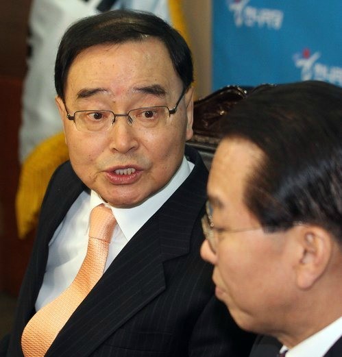 ▲ 정홍원 한나라당 중앙당 공직후보자추천심사위원회 위원장이 2일 오후 서울 여의도 한나라당 당사에서 열린 공천위 회의에서 권영세 사무총장과 얘기를 나누고 있다. ⓒ연합뉴스