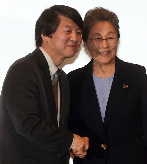 ▲ 안철수 서울대 융합과학기술대학원장과 안철수재단(가칭) 박영숙 이사장이 6일 오전 한국프레스센터에서 재단 설립 기자회견 후 악수를 하고 있다. ⓒ연합뉴스