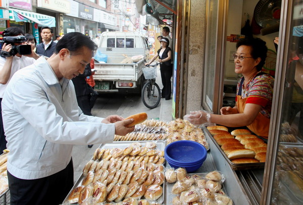 ▲ 이명박 대통령의 재벌빵집 엄단 발언에도 일부 대기업들은 여전히 사업 강행을 시사하고 있다. 사진은 지난 2009년 재래시장 한 빵집을 방문한 이 대통령 ⓒ 자료사진