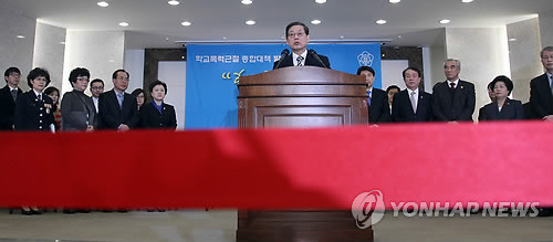 ▲ '학교폭력 근절한다' 김황식 국무총리가 6일 오전 정부중앙청사에서 관계장관들이 배석한 가운데 학교폭력 근절 종합대책을 발표하고 있다.ⓒ 사진 연합뉴스