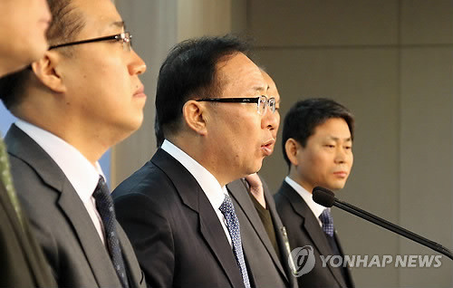 ▲ 자유선진당 임영호 의원이 지난달 29일 국회 정론관에서 외환은행 되찾기 범국민본부 및 학계와 공동 기자회견을 갖고 론스타의 외환은행 인수의 문제점을 지적하고 있다. ⓒ연합뉴스