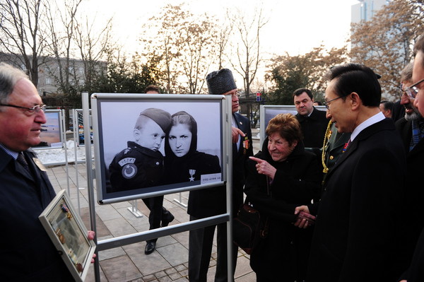 ▲ 터키를 국빈 방문 중인 이명박 대통령이 6일(현지시간) 한국전쟁 추모공원인 앙카라 한국공원에서 참전 용사의 미망인과 그의 아들의 사진을 보고 있다. ⓒ 청와대