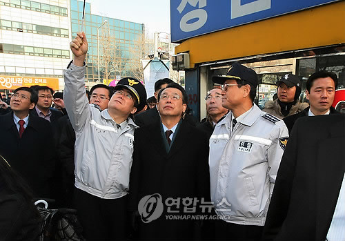 ▲ 박원순 서울시장이 용산사고 구속자 8명에 대한 사면을 이명박 대통령에게 건의했다. 사진은 2009년 1월 24일 당시 한승수 국무총리가 용산사고 현장을 방문한 모습.ⓒ 사진 연합뉴스