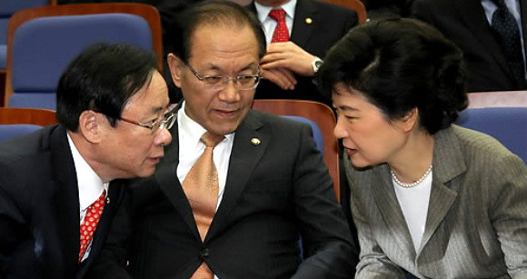 ▲ 새누리당 박근혜 비대위원장과 황우여 원내대표, 이주영 정책위의장이 7일 국회에서 열린 의원총회에서 대화를 나누고 있다.ⓒ 연합뉴스