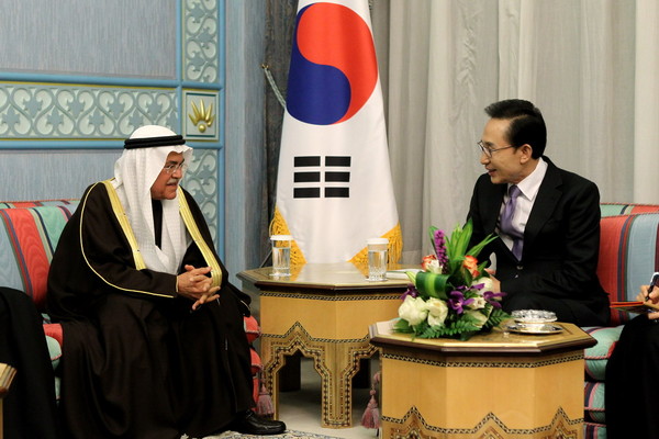 ▲ 이명박 대통령이 7일(현지시간) 사우디아라비아 알-나이미 석유광물부 장관을 만나 대화를 나누고 있다. ⓒ 청와대