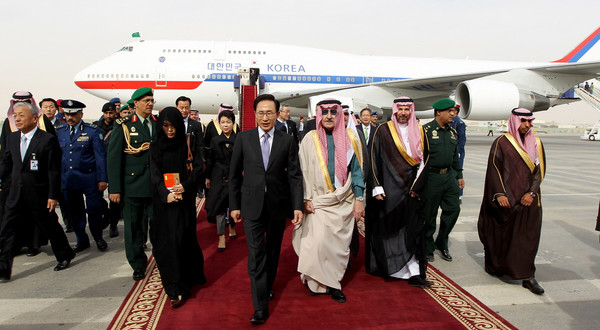 ▲ 이명박 대통령이 7일(현지시간) 사우디아라비아 리냐드공군기지에 도착했다. ⓒ 청와대