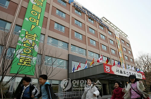 ▲ 서울시가 '남산청사'를 진보시민단체에 임대하는 방안을 검토 중인 것으로 알려지면서 이곳이 새롭게 주목 받고 있다. 사진은 유스호스텔로 쓰이는 옛 중앙정보부 본관.ⓒ 사진 연합뉴스