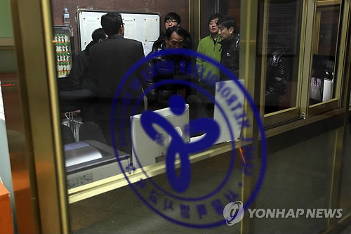 ▲ 곽노현 교육감 집무실 옆에 폭발물을 설치했다는 협박전화로 서울교육청이 한바탕 소동을 빚었다. 직원들이 만일의 사태에 대비, 대기하고 있는 모습.ⓒ 사진 연합뉴스