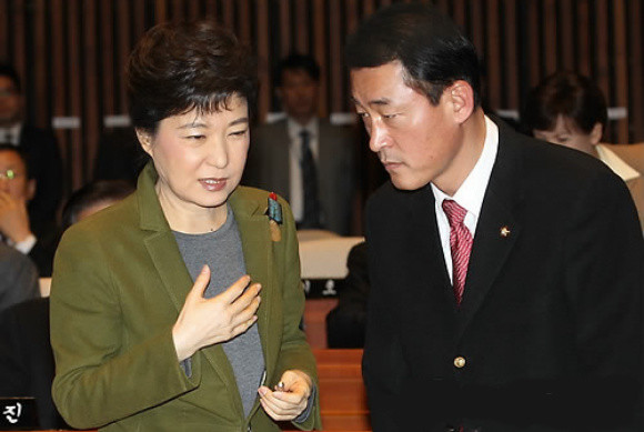 ▲ 박근혜 비상대책위원장과 대화를 나누고 있는 새누리당 황영철 대변인 ⓒ연합뉴스