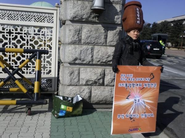 ▲ 민주평화통일자문위원인 나도균씨가 8일 오후 국회 앞에서 류우익 통일부 장관이 ‘통일 항아리’라 부르며 추진해온 통일계정 신설안 무산에 항의하는 1인 시위를 하고 있다.