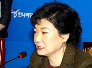 ▲ 박근혜 새누리당 비상대책위원장은 "새로운 당 로고 옆에 '국민과 함께하는 세상'을 붙이기로 했다"고 밝혔다. ⓒ 양호상 기자