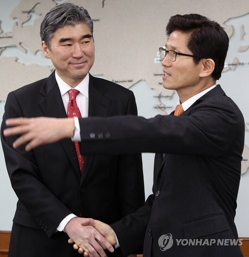 ▲ 9일 오전 경기도 수원 경기도청을 방문한 성김 주한 미국대사(왼쪽)가 김문수 경기지사와 만나 인사를 나누고 있다.