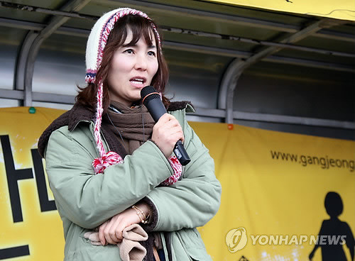 ▲ 지난달 20일 오후 제주 해군기지 건설 예정지인 서귀포시 강정마을을 찾은 작가 공지영이 인사말을 하고 있다.  ⓒ 연합뉴스