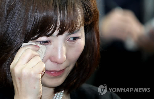 ▲ 소설 '도가니'의 작가 공지영이 지난해 12월 21일 오후 광주도시철도공사 1층 로비에서 열린 사회적 기업 커피전문점 '카페홀더' 개업식에 참석해 눈물을 흘리고 있다.  ⓒ 연합뉴스